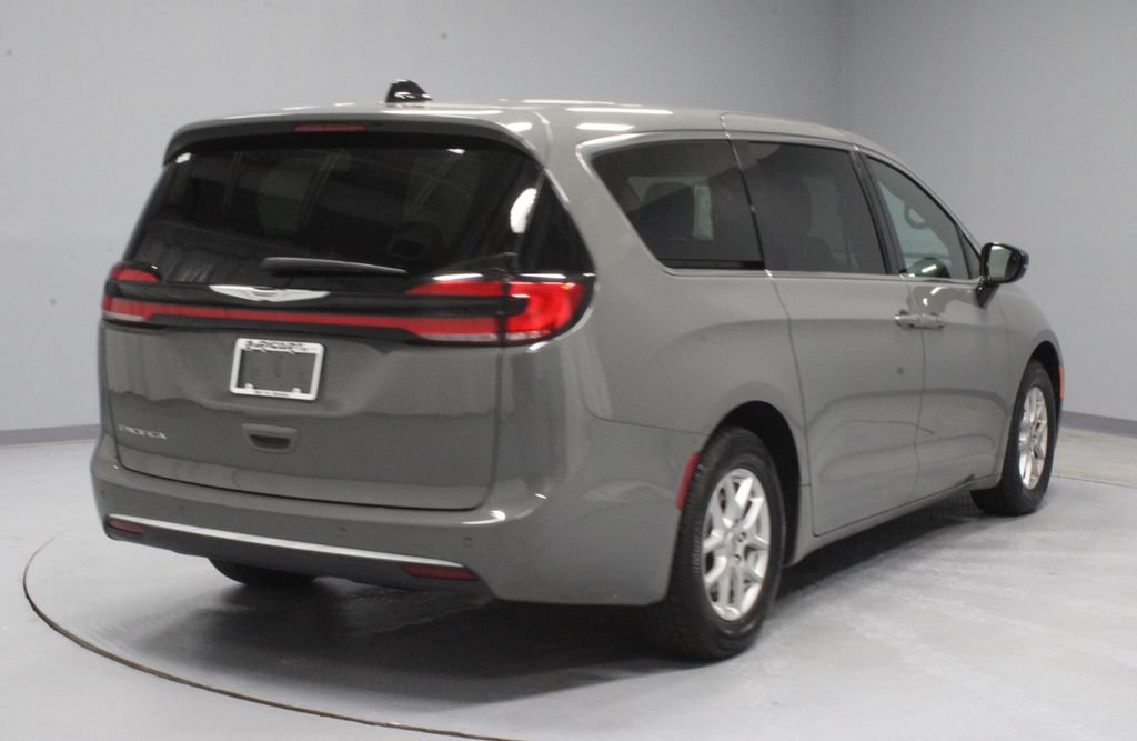 Used 2025 Chrysler Pacifica Select FWD image 11