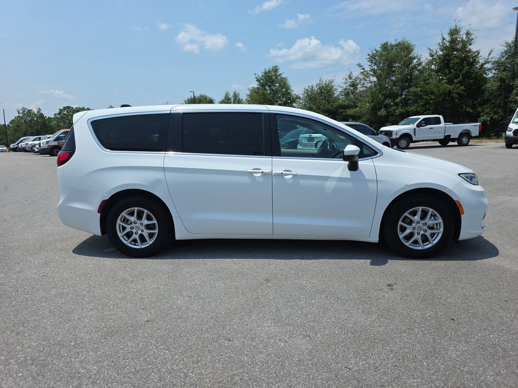 Used 2023 Chrysler Pacifica Touring-L FWD image 8