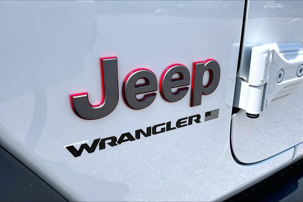 Used 2025 Jeep Wrangler Unlimited Rubicon w/ Convenience Group AWD/4WD image 8