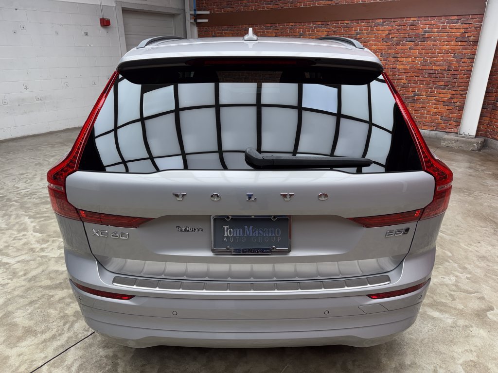 Used 2023 Volvo XC60 B5 Core w/ Climate Package AWD/4WD image 4