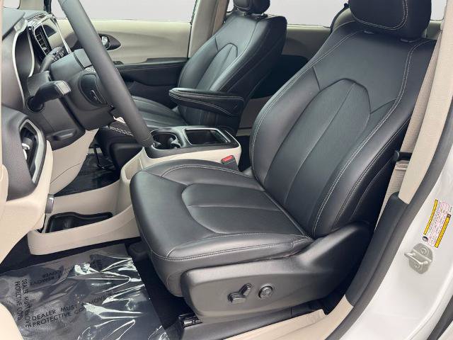 Used 2024 Chrysler Pacifica Touring-L FWD image 14