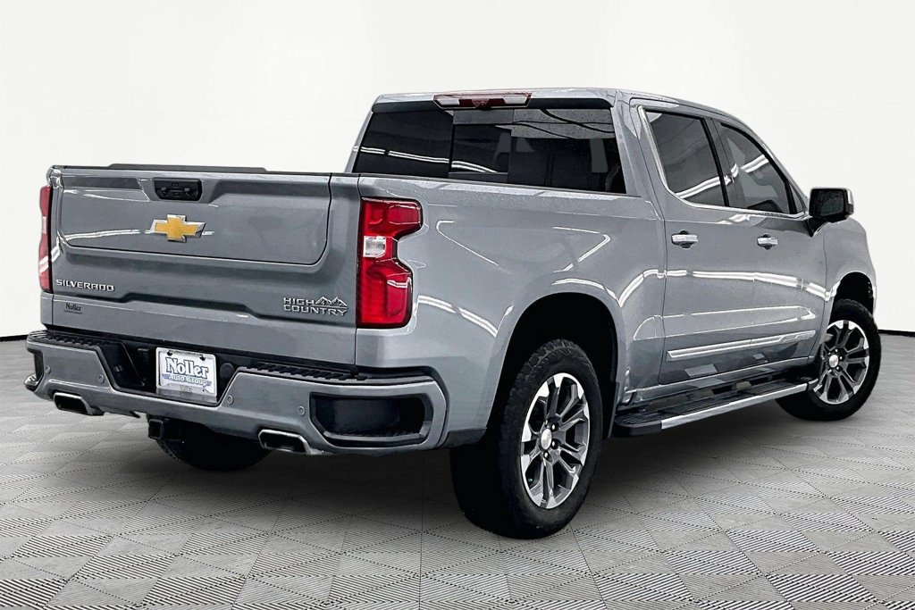 Used 2025 Chevrolet Silverado 1500 High Country w/ Technology Package AWD/4WD image 2