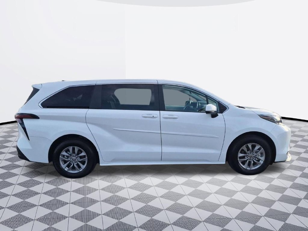 Used 2024 Toyota Sienna LE AWD/4WD image 7