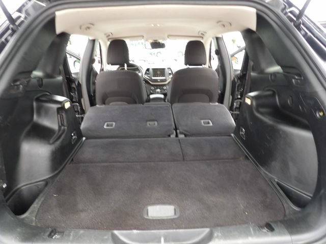 Used 2017 Jeep Cherokee Latitude FWD image 28