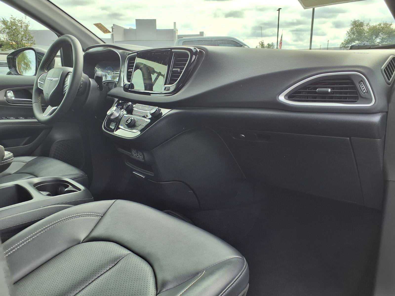 Used 2025 Chrysler Pacifica Select FWD image 10
