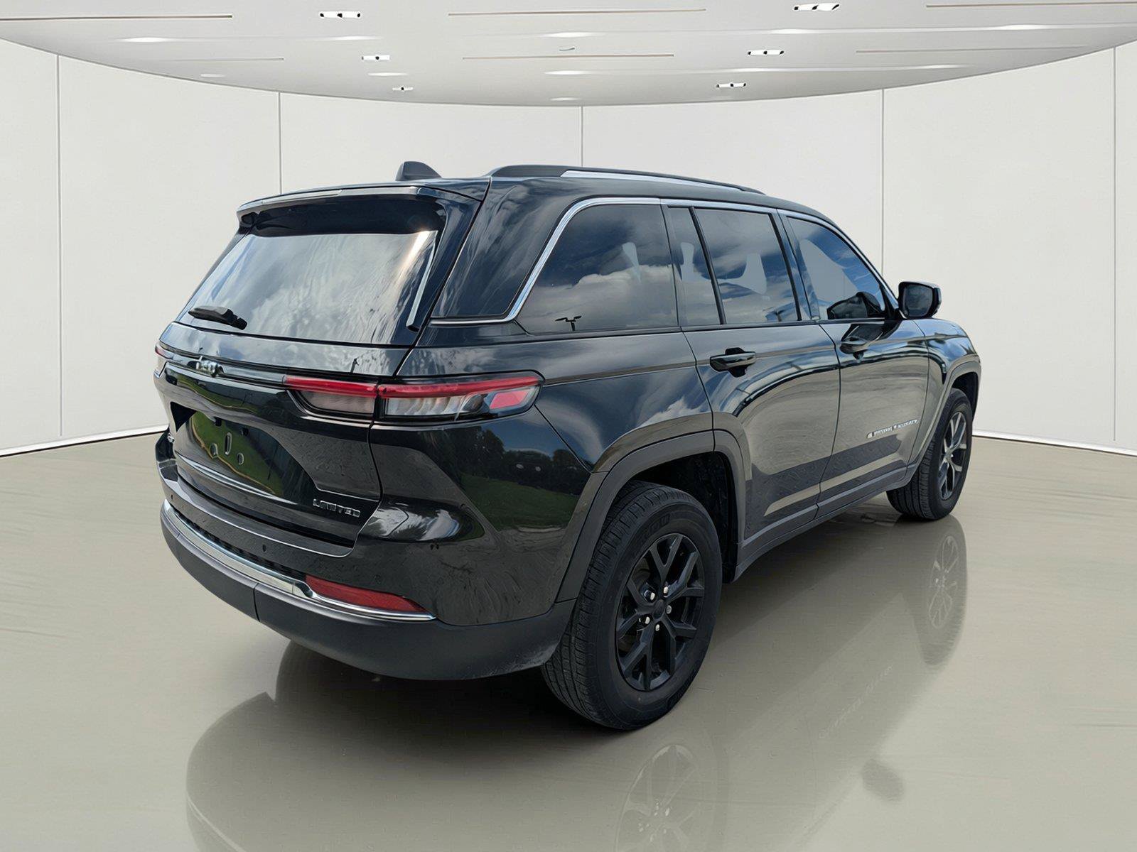 Used 2023 Jeep Grand Cherokee Limited AWD/4WD image 5