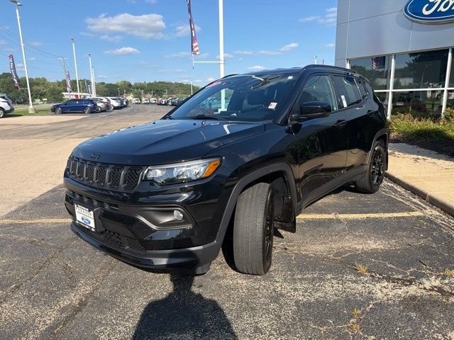 Used 2023 Jeep Compass Latitude w/ Convenience Group AWD/4WD image 3
