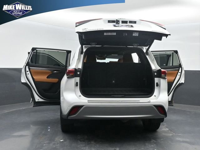 Used 2023 Toyota Highlander Platinum FWD image 13
