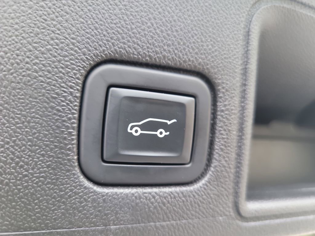 Used 2022 GMC Terrain SLT w/ Infotainment Package II AWD/4WD image 9