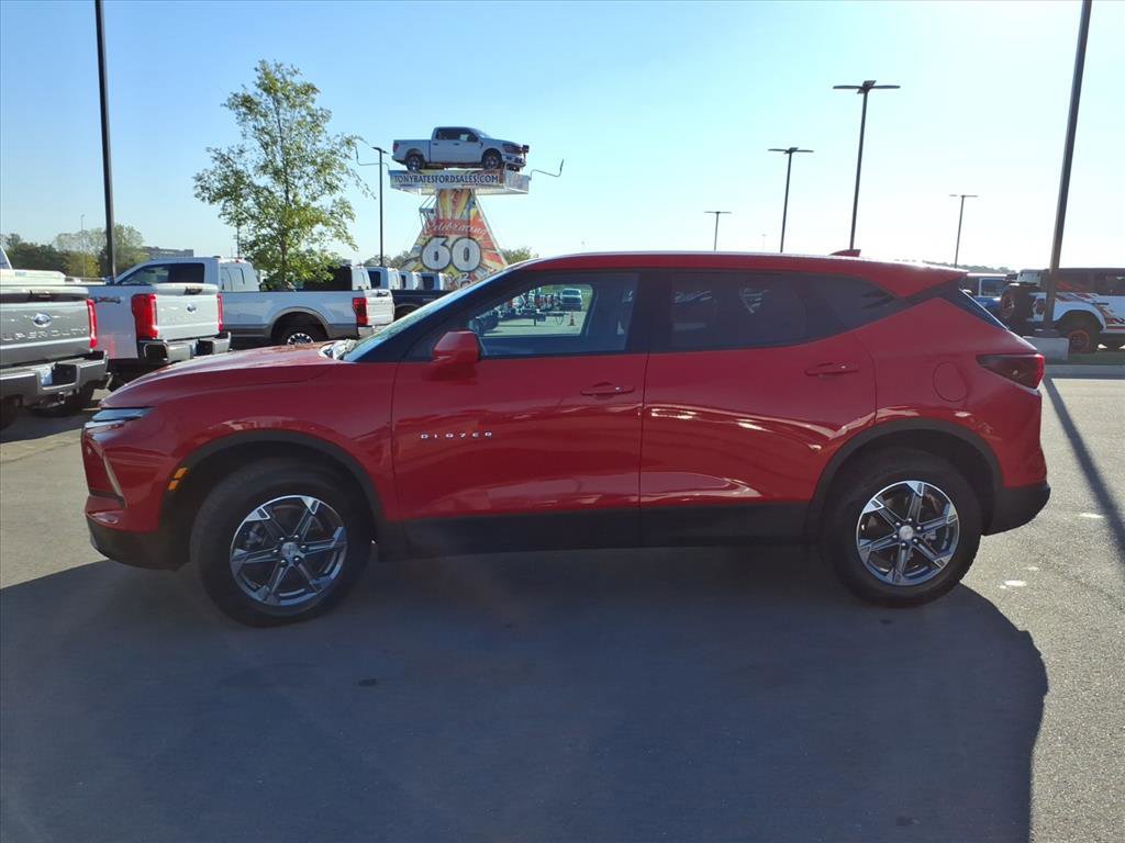 Used 2024 Chevrolet Blazer LT image 2