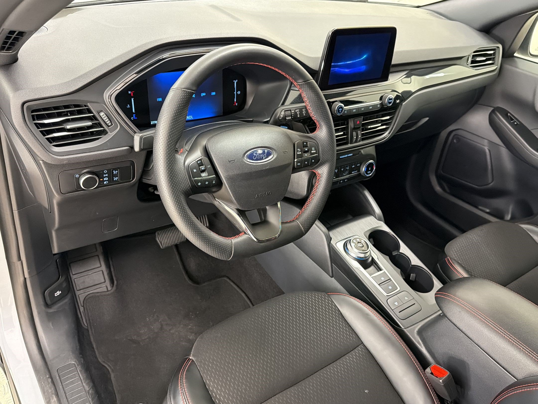 Certified 2025 Ford Escape ST-Line AWD/4WD image 4