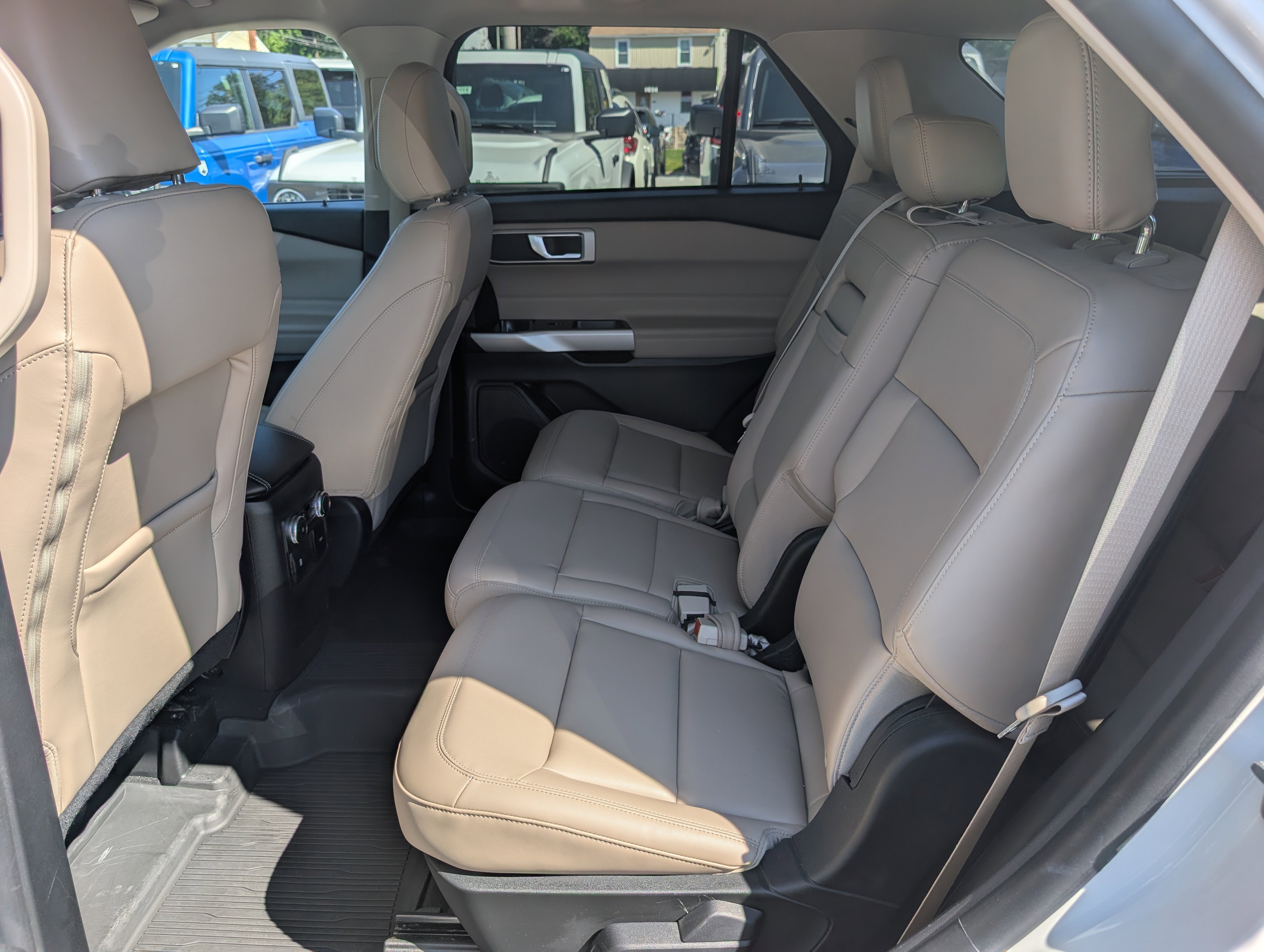 Certified 2021 Ford Explorer XLT w/ Equipment Group 202A AWD/4WD image 18