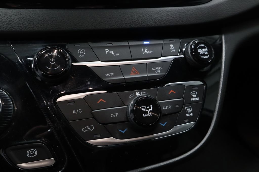 Used 2025 Chrysler Pacifica Select image 34