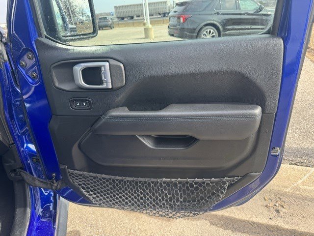 Used 2018 Jeep Wrangler Unlimited Sahara image 34