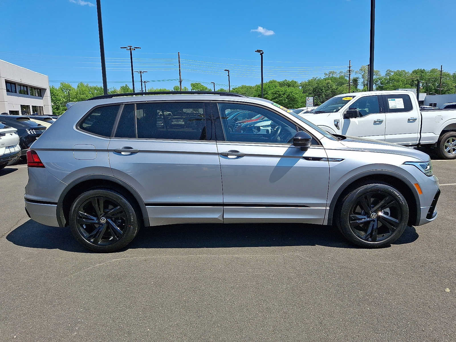 Used 2023 Volkswagen Tiguan SE R-Line FWD image 7