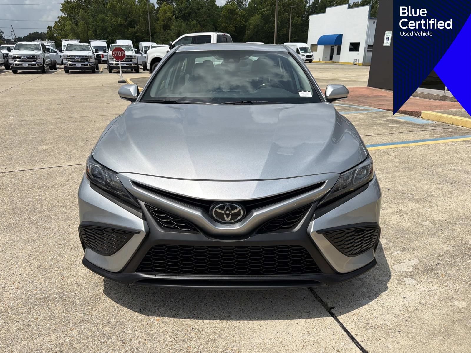 Used 2024 Toyota Camry SE FWD image 3