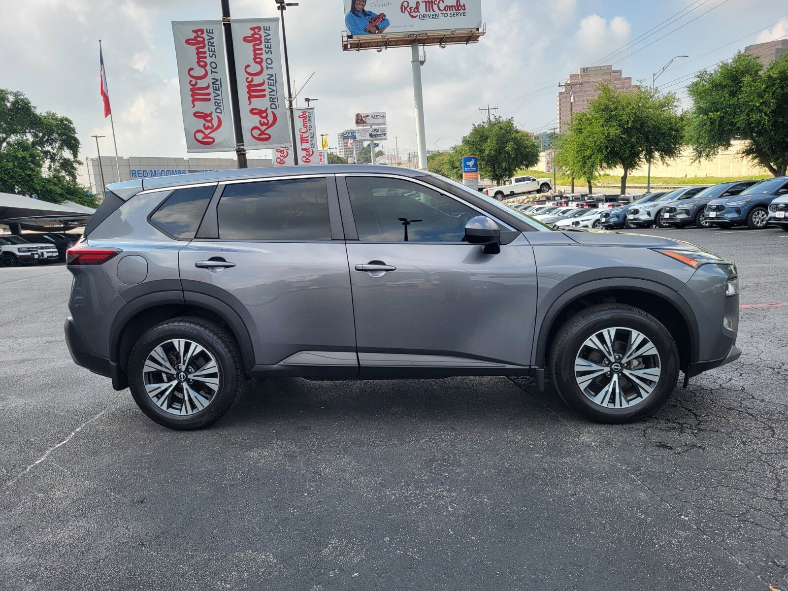 Used 2023 Nissan Rogue SV FWD image 2