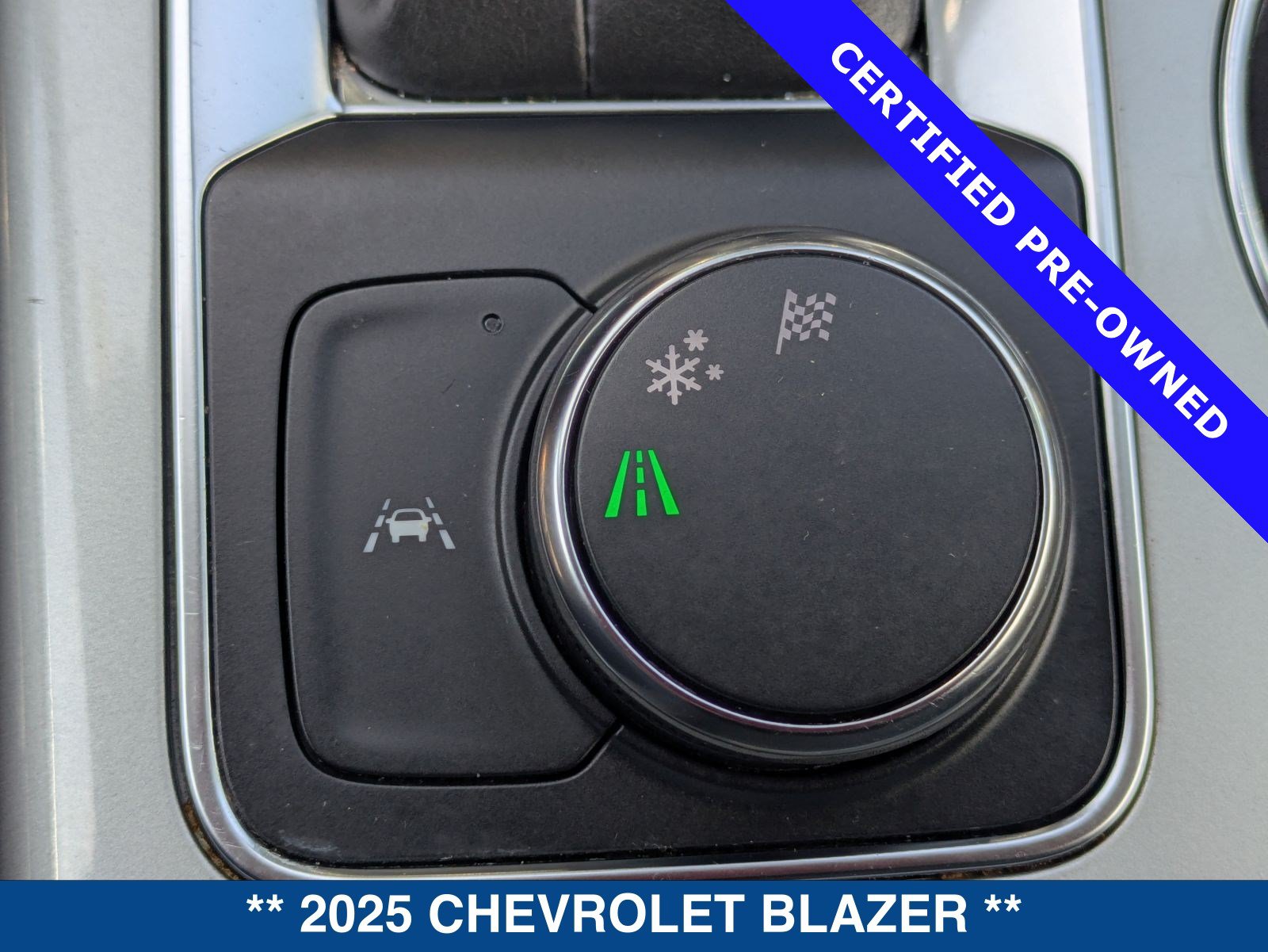 Used 2025 Chevrolet Blazer LT FWD image 33