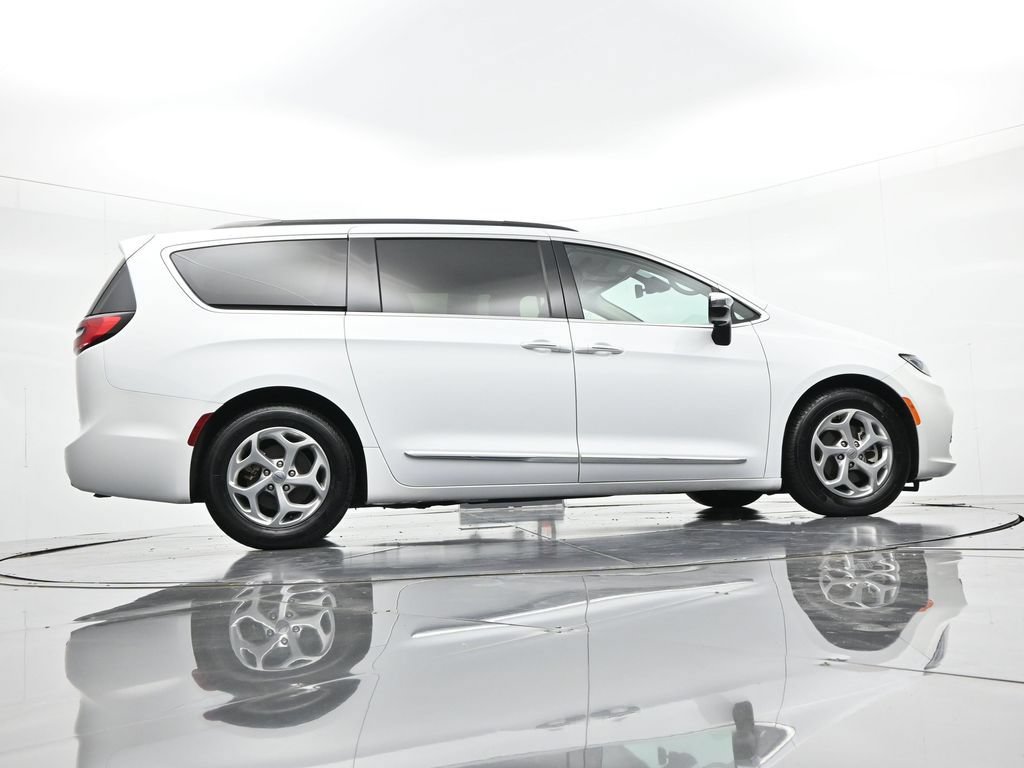 Used 2023 Chrysler Pacifica Limited FWD image 21