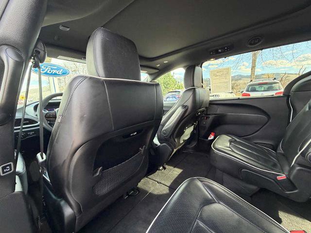 Used 2025 Chrysler Pacifica Limited image 25