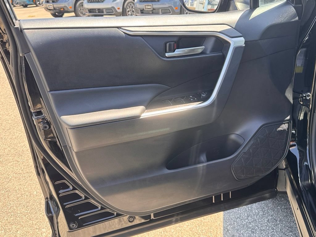 Used 2025 Toyota RAV4 XLE FWD image 15
