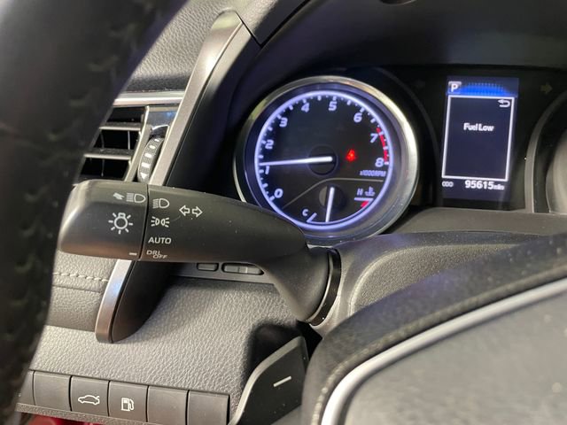 Used 2018 Toyota Camry SE FWD image 12