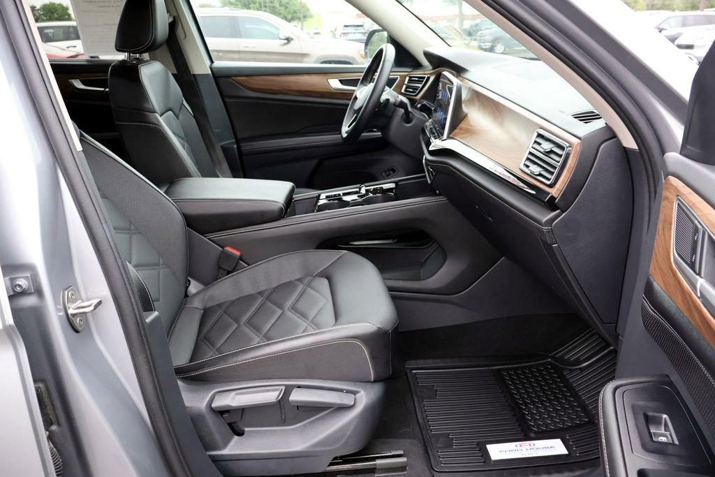 Used 2025 Volkswagen Atlas SE FWD image 19