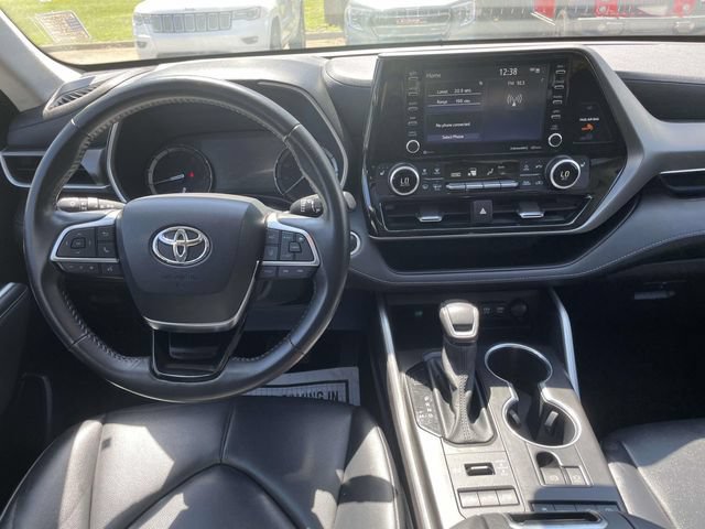 Used 2021 Toyota Highlander XLE AWD/4WD image 14