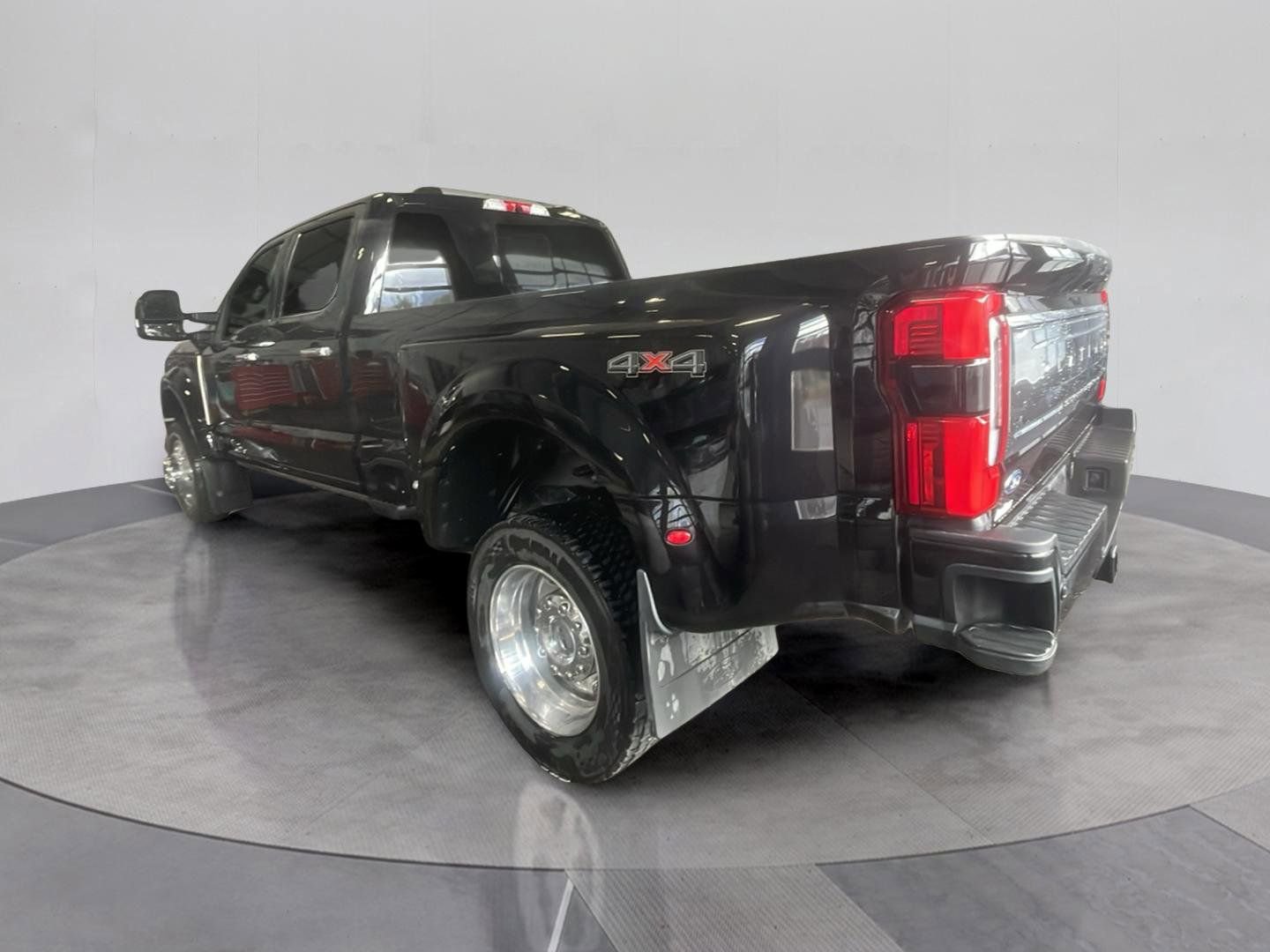 Certified 2024 Ford F450 Platinum w/ Camper Package AWD/4WD image 3