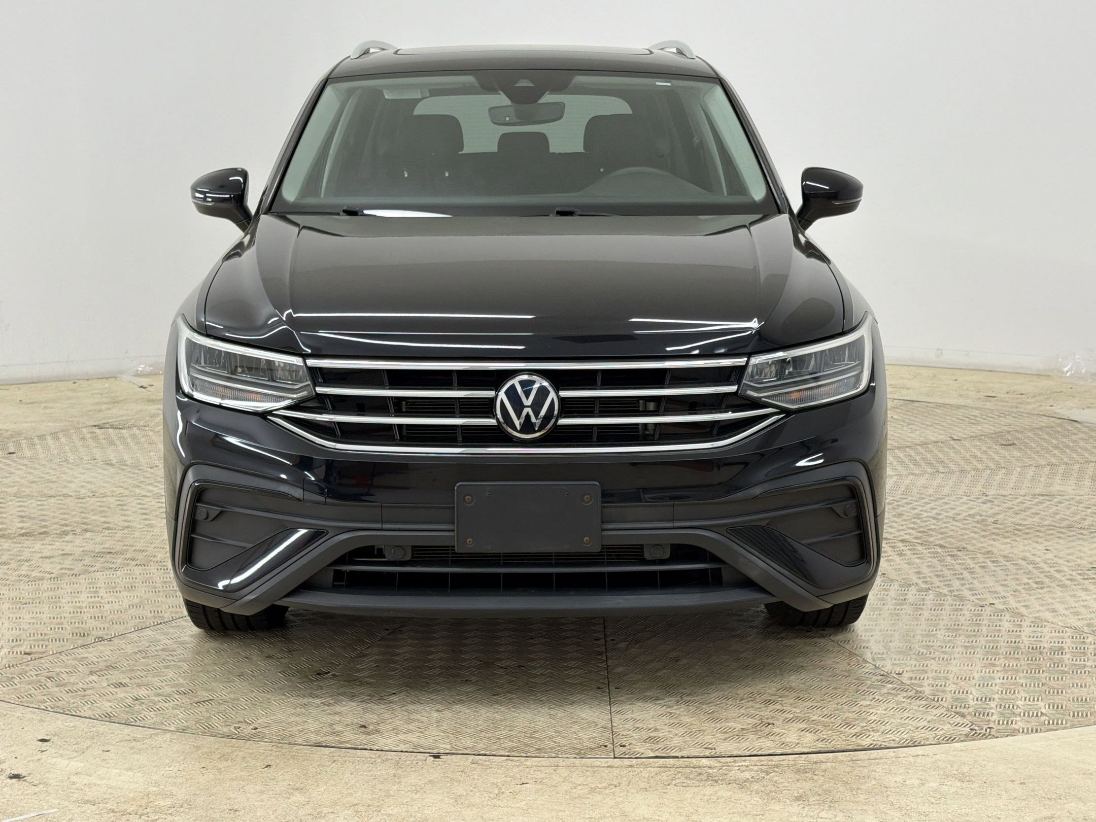 Used 2022 Volkswagen Tiguan SE w/ Panoramic Sunroof Package image 6