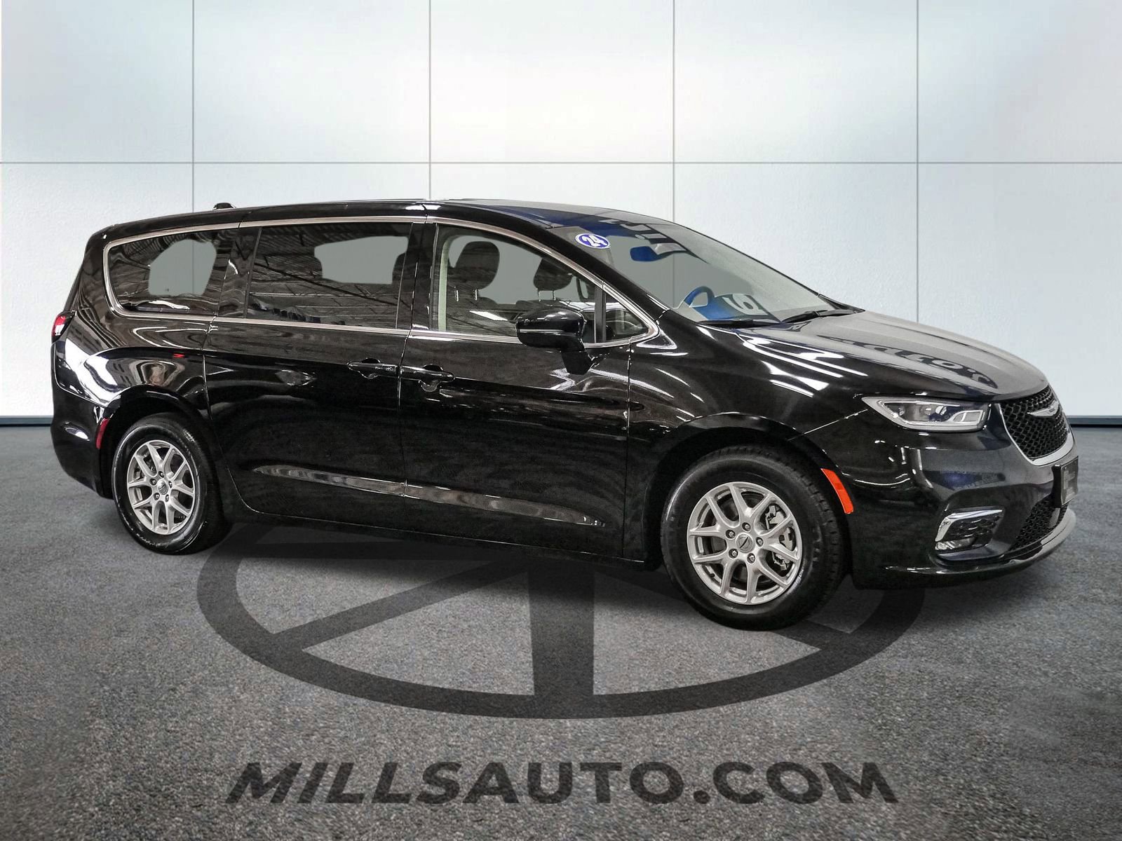 Used 2024 Chrysler Pacifica Touring-L image 10