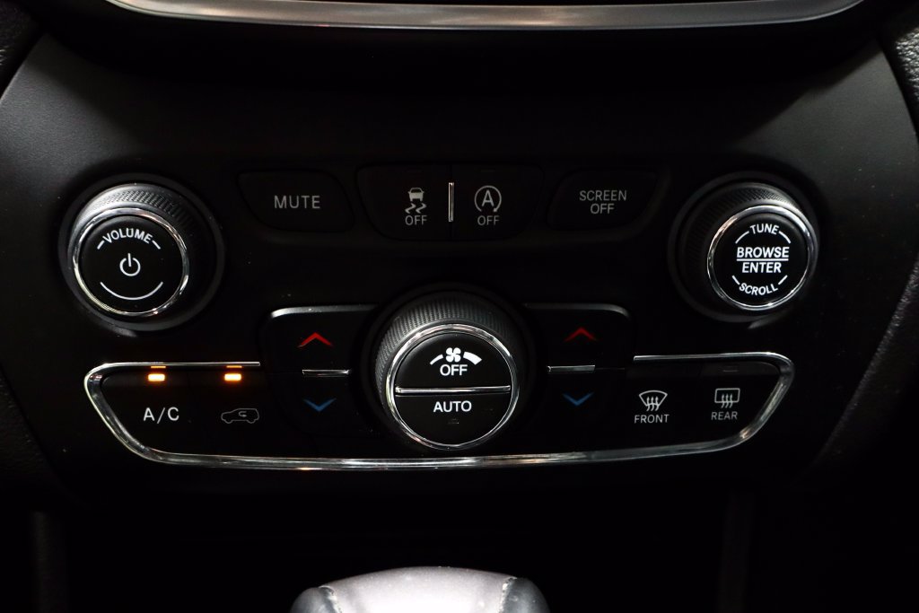 Used 2021 Jeep Cherokee Latitude Lux w/ Sun & Sound Group AWD/4WD image 30