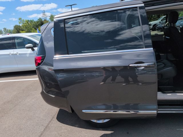 Used 2018 Chrysler Pacifica Touring-L Plus w/ Tire & Wheel Group FWD image 16
