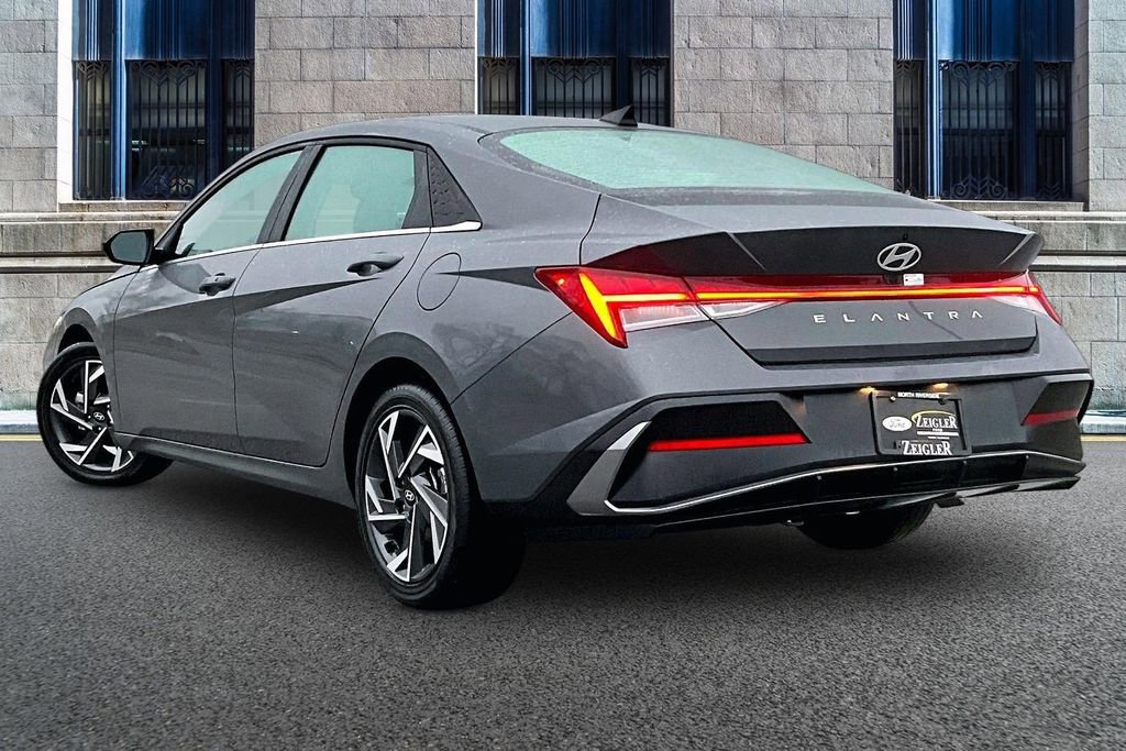 Used 2025 Hyundai Elantra SEL FWD image 10