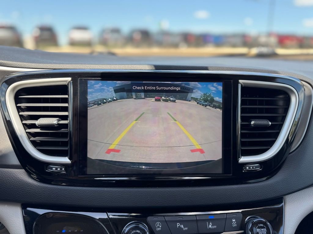 Used 2023 Chrysler Pacifica Touring-L FWD image 23