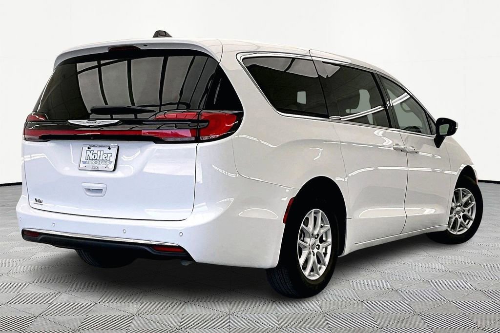 Used 2023 Chrysler Pacifica Touring-L image 4