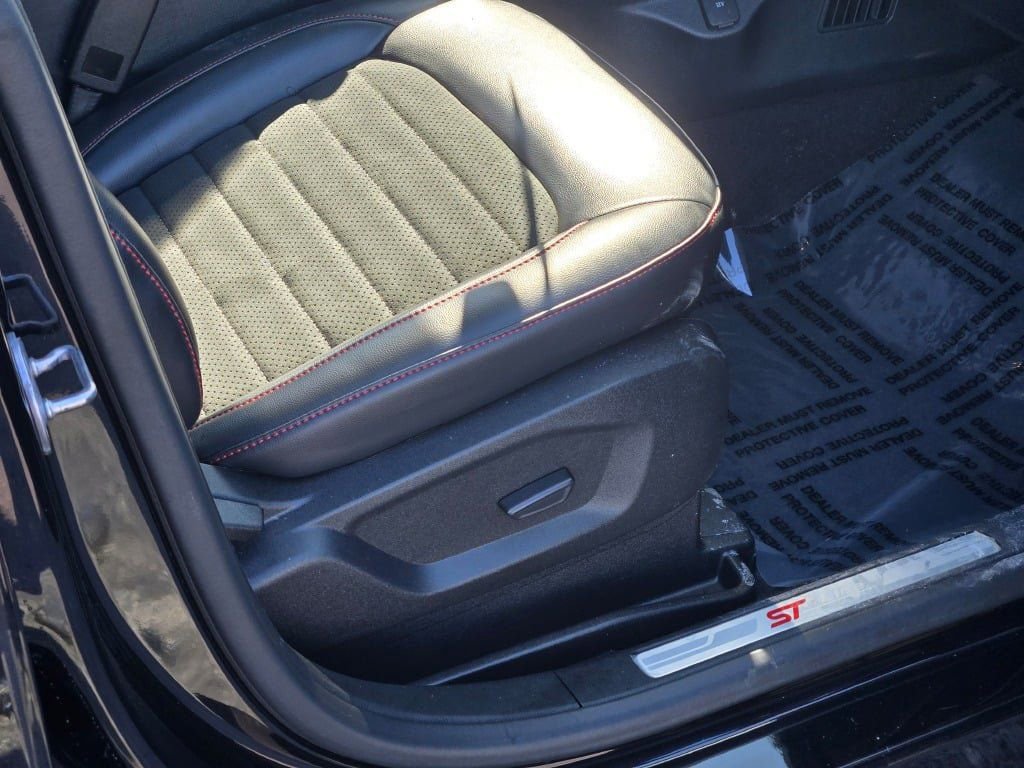 Certified 2024 Ford Edge ST-Line w/ Class II Trailer Tow Package image 7