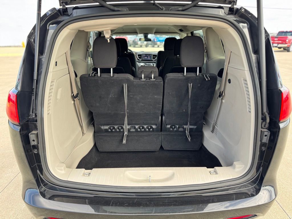 Used 2022 Chrysler Voyager LX image 38
