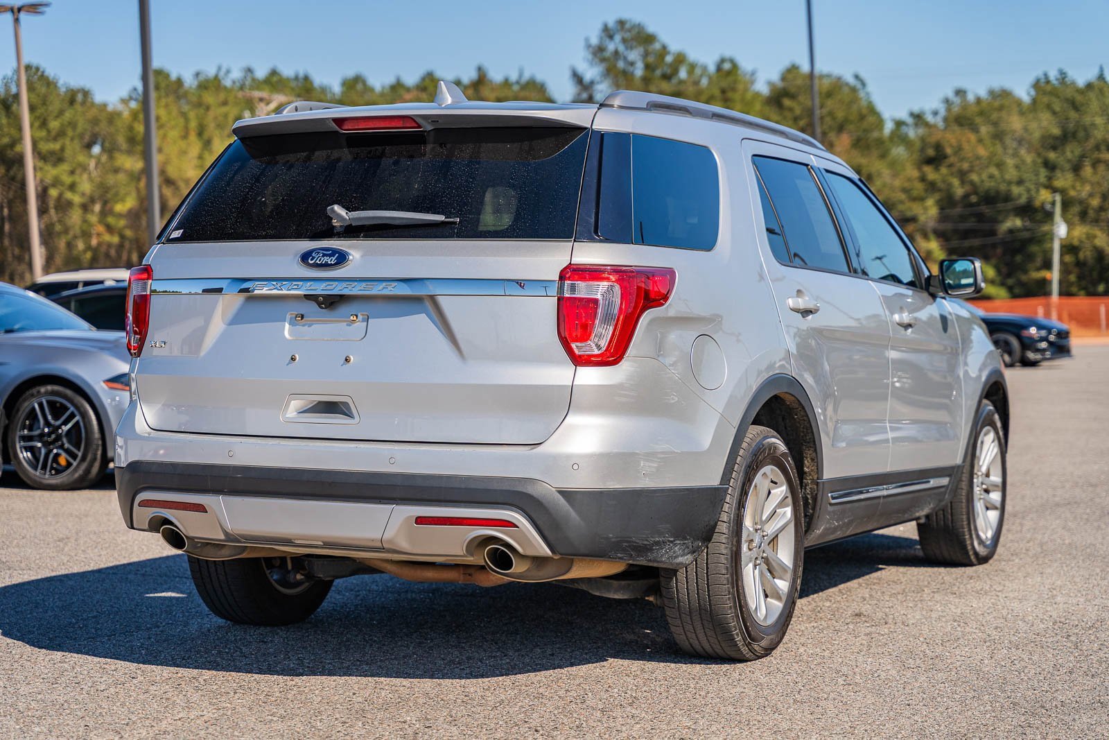 Certified 2017 Ford Explorer XLT w/ Equipment Group 202A image 5
