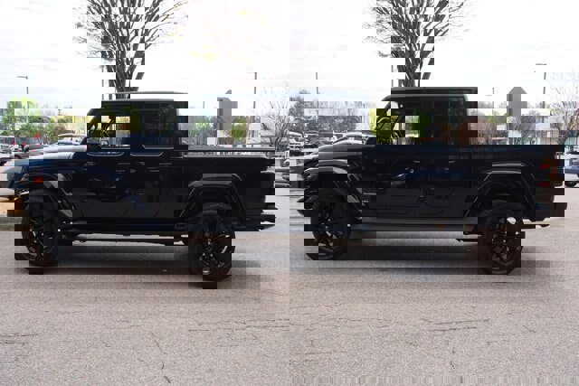 Used 2021 Jeep Gladiator Overland image 2