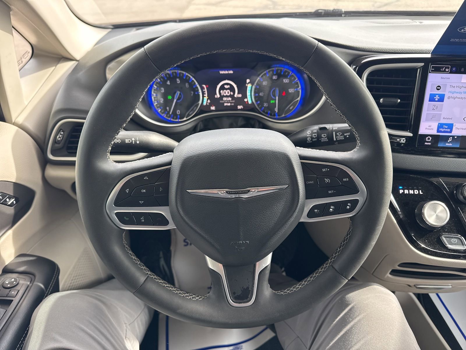 Used 2024 Chrysler Pacifica Touring-L image 26