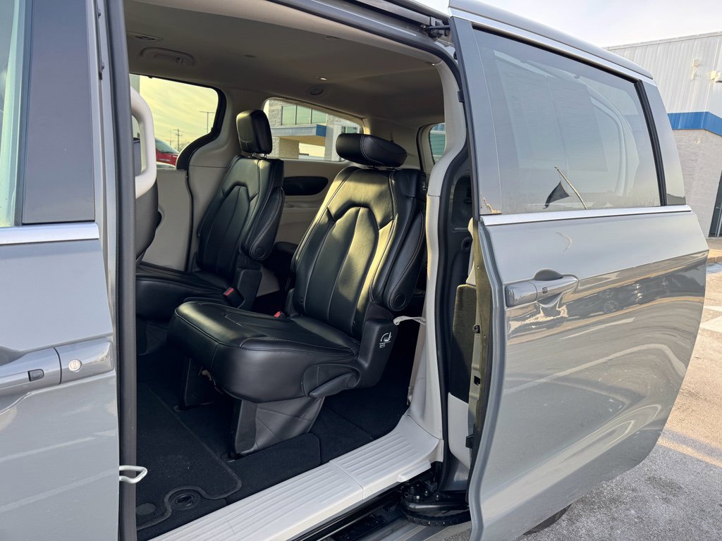 Used 2023 Chrysler Pacifica Touring-L image 21