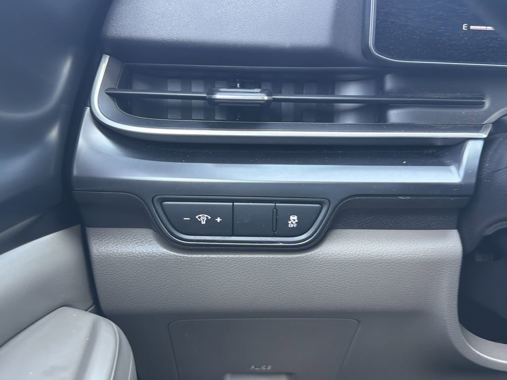 Used 2025 Kia Carnival FWD image 28
