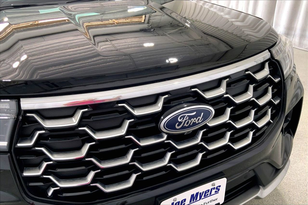 Certified 2025 Ford Explorer Platinum RWD image 30