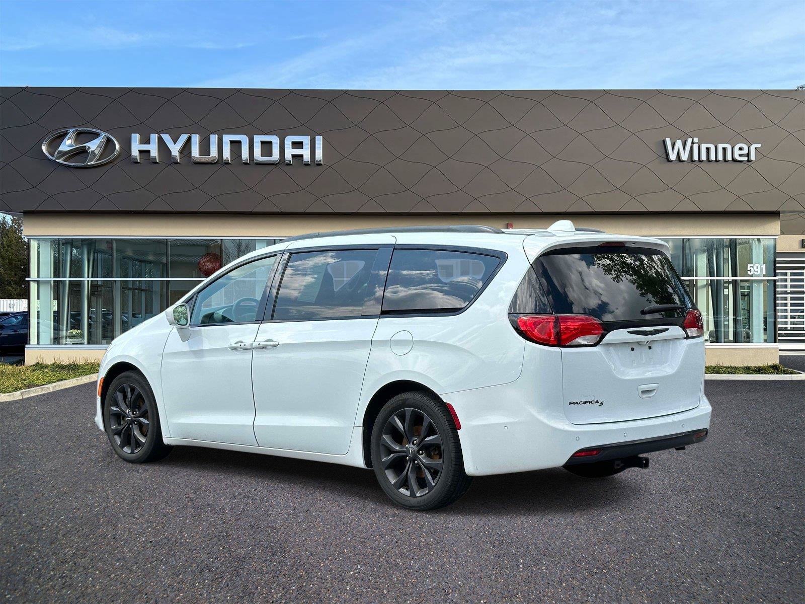 Used 2019 Chrysler Pacifica Touring-L w/ Advanced Safetytec Group FWD image 2