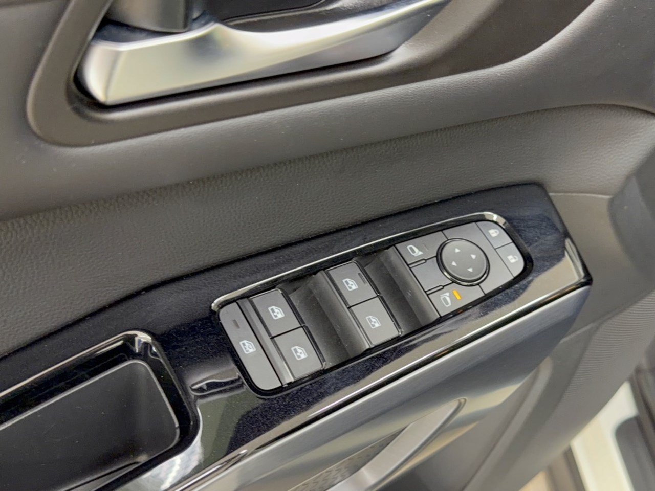 Used 2024 Nissan Pathfinder SL w/ SL Premium Package FWD image 15