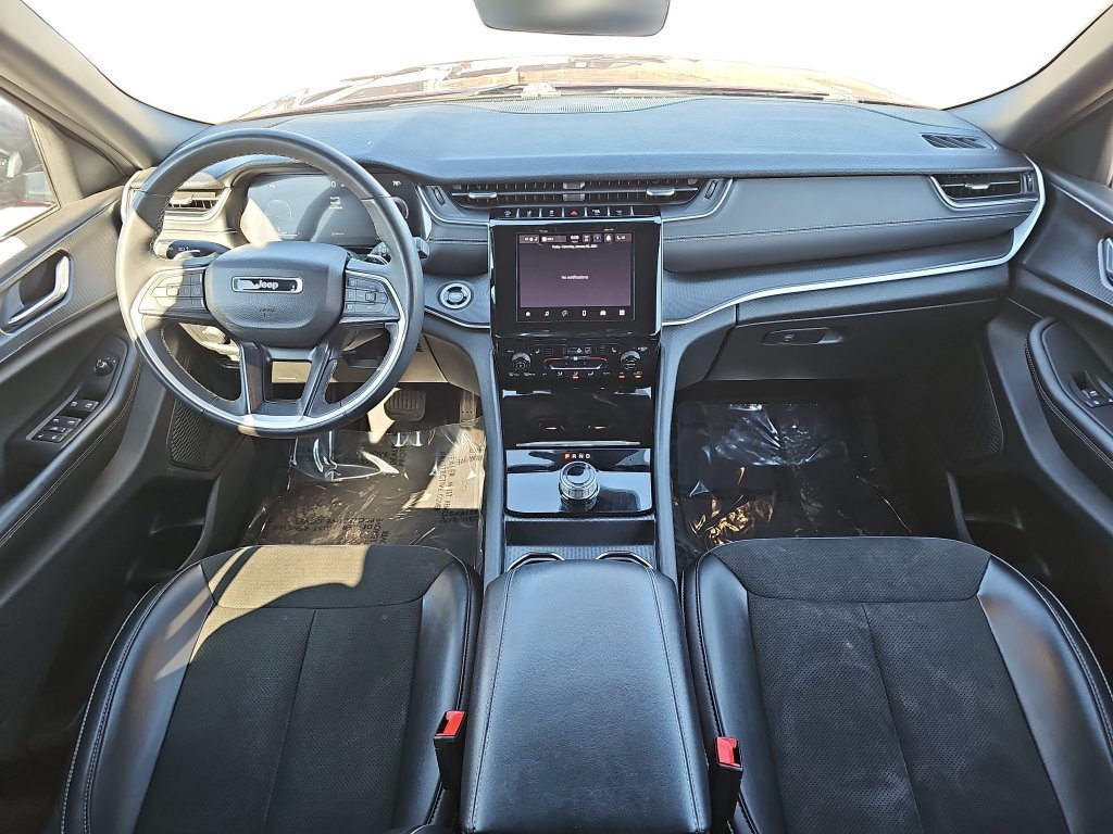 Used 2025 Jeep Grand Cherokee Altitude AWD/4WD image 9