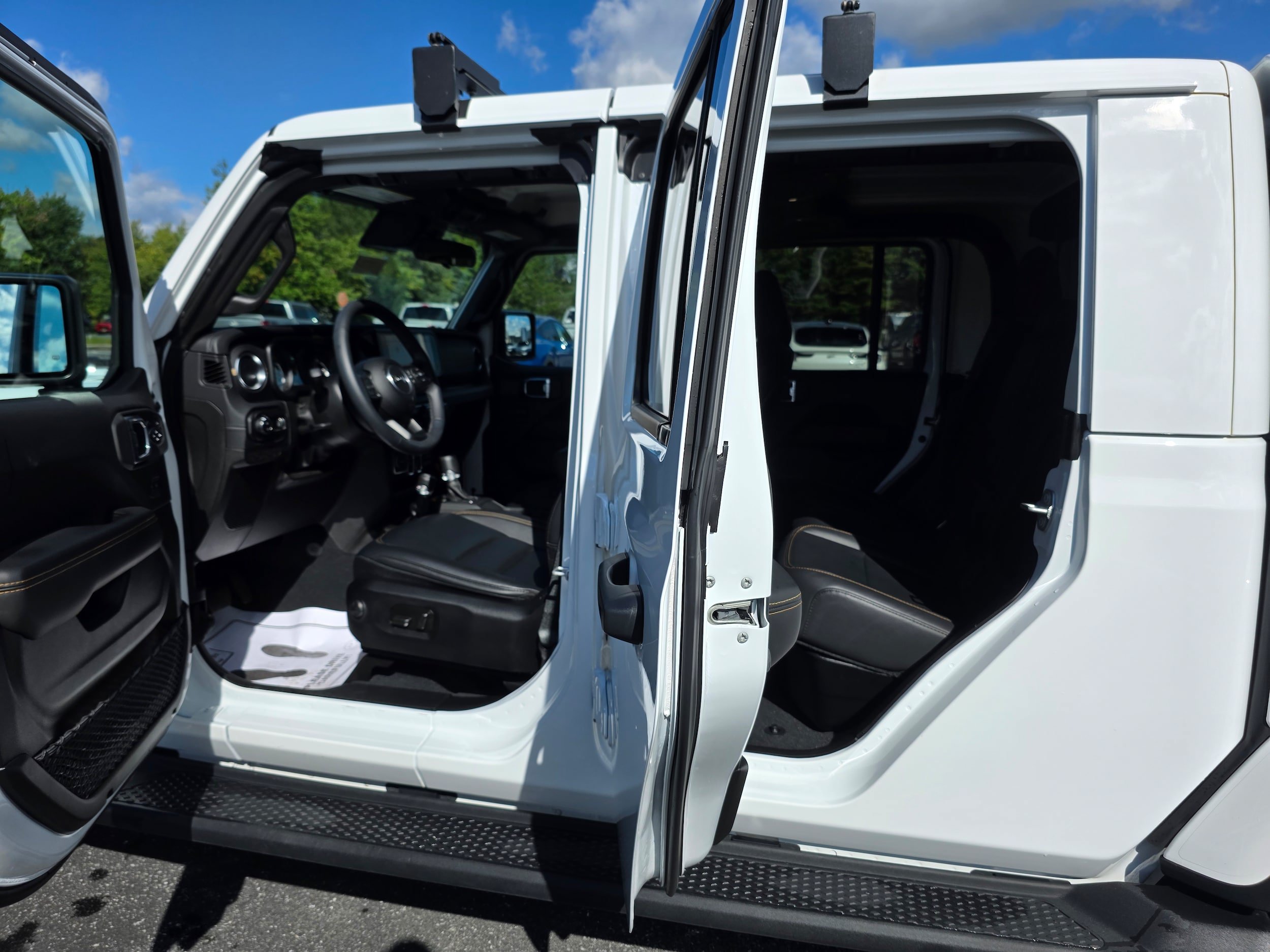 Used 2025 Jeep Gladiator Sport AWD/4WD image 11