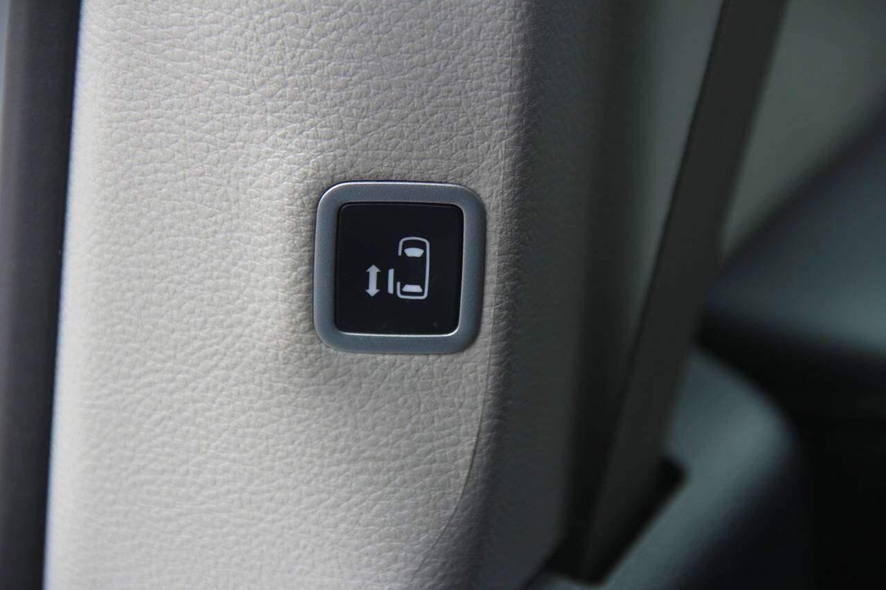 Used 2024 Chrysler Pacifica Touring-L FWD image 16