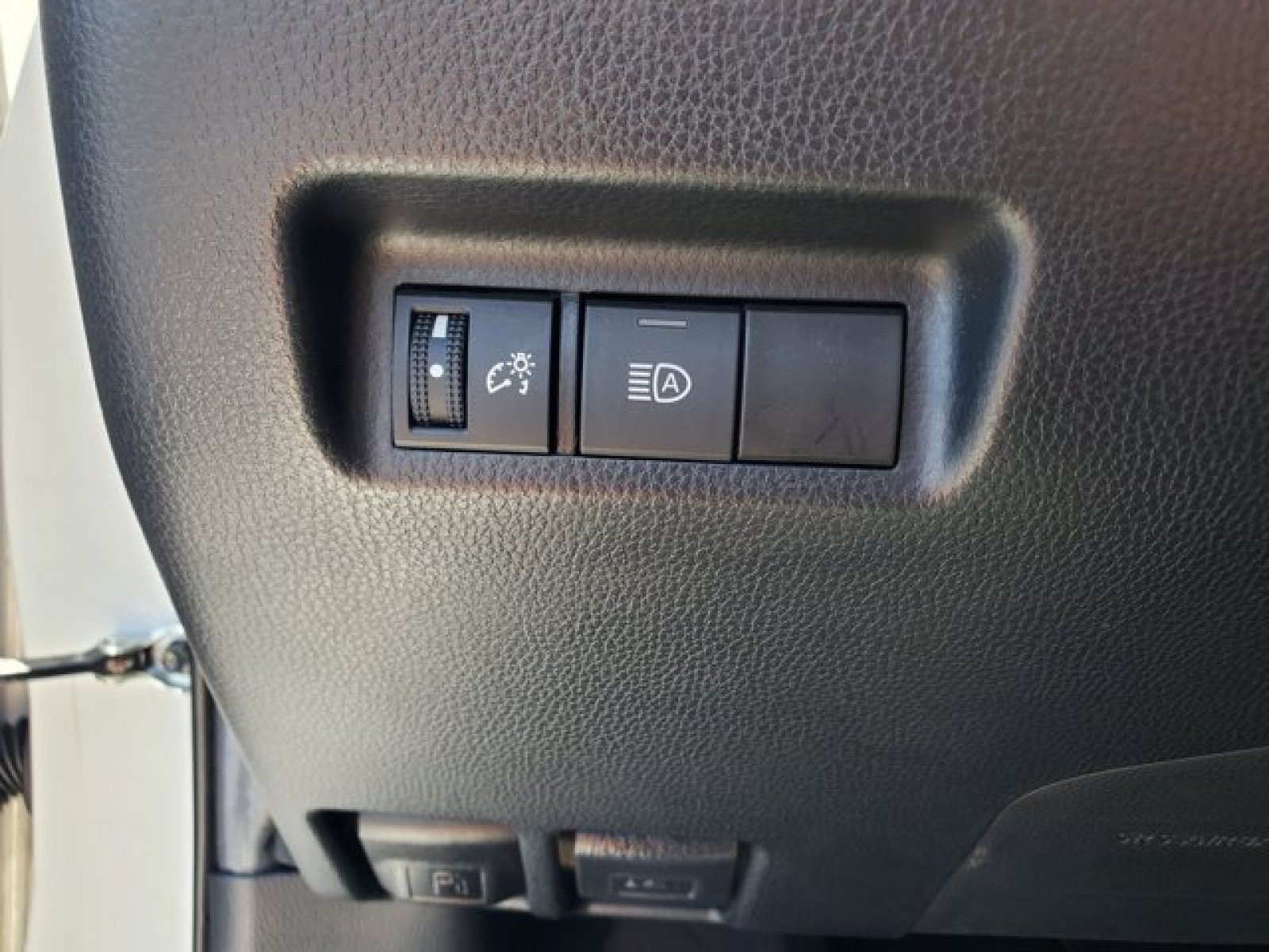 Used 2020 Toyota RAV4 LE FWD image 14